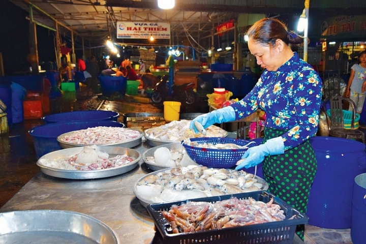 Thuỷ sản biển là mặt hàng thế mạnh tại chợ.