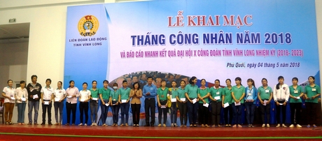 Bà Nguyễn Thị Minh Hạnh- Trưởng Ban Dân vận Tỉnh ủy và ông Huỳnh Bá Long- Chủ tịch LĐLĐ tỉnh trao quà cho CNLĐ trong Tháng Công nhân.