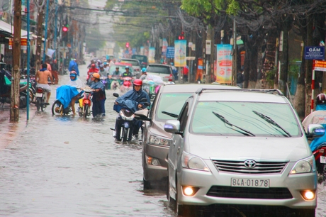 Các phương tiện giao thông “lặn ngụp” trên đường Trưng Nữ Vương sau trận mưa lớn.