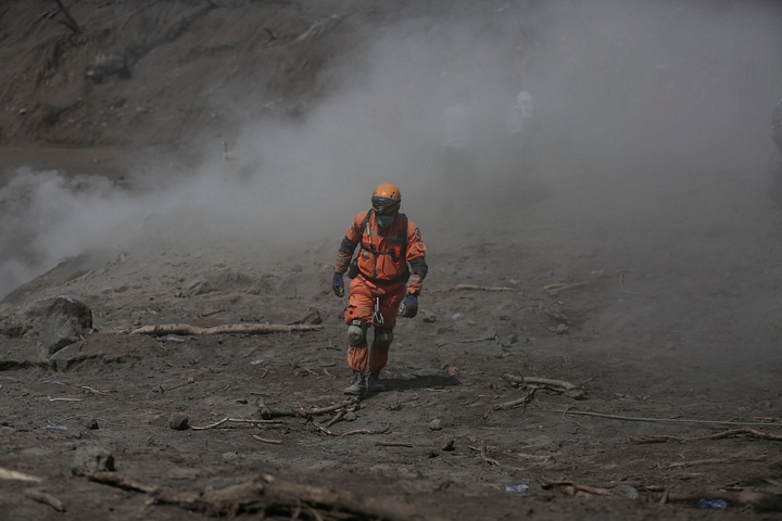 Viện địa chấn học, núi lửa, khí tượng và thủy văn Insivumeh đã nâng cao mức báo động, sau khi ngọn núi này phun trào lần nữa hôm thứ 3, khiến công tác cứu hộ và di tản trở nên khó khăn hơn - Ảnh: REUTERS