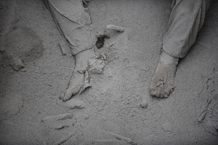 Một phần thi hài của người đàn ông là nạn nhân của bụi núi lửa - Ảnh: AFP