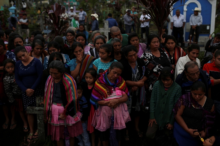 Người thân của anh Eric Rivas (20 tuổi) trong đám tang của anh tại thành phố Alotenango, Guatemala - Ảnh: REUTERS