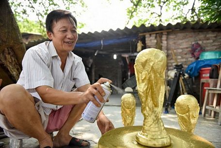 Tờ AFP ấn tượng về những chiếc cúp vàng World Cup được sản xuất ở Việt Nam.