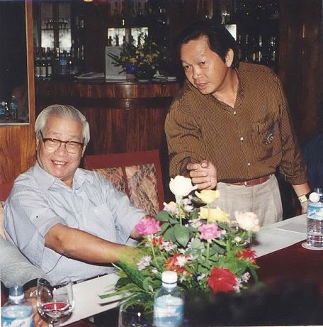 Ông Sáu Dân trong lần gặp gỡ văn nghệ sĩ, nhà báo năm 2000. Người đứng là nhà báo Lê Văn Nuôi. (Ảnh tư liệu của nhà báo Lê Văn Nuôi)