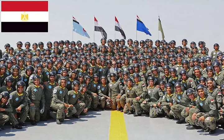 Thứ 10: Ai Cập - Ngân sách quốc phòng: 4.4 tỷ USD: Tổng số quân nhân: 1.329.250; Tổng số máy bay chiến đấu: 1.132; Xe tăng: 4.110; Xe chiến đấu thiết giáp: 13.949; Tàu hải quân: 310; Tàu khu trục: 2; Tàu ngầm: 5; Chỉ số sức mạnh: 0,2676.