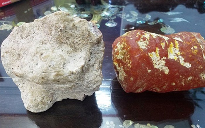 Hai viên đá có hình thù, màu sắc khác nhau nhưng cùng tỏa ra mùi thơm như nước hoa (Ảnh: Người Lao Động)