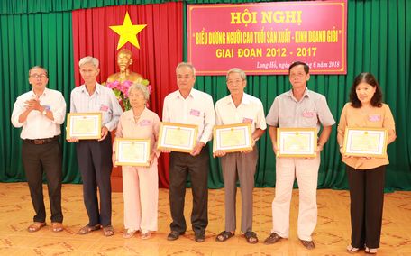  Các cá nhân nhận giấy khen của UBND huyện Long Hồ.