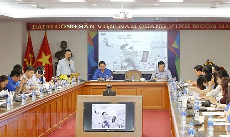 Phó tổng giám đốc Thông tấn xã Việt Nam Lê Quốc Minh tham luận tại buổi tọa đàm. (Ảnh: Văn Điệp/TTXVN)