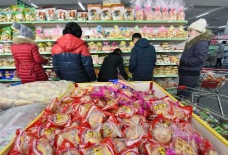 Người dân Triều Tiên mua sắm tại một siêu thị ở Bình Nhưỡng. (Nguồn: Kyodo/TTXVN)