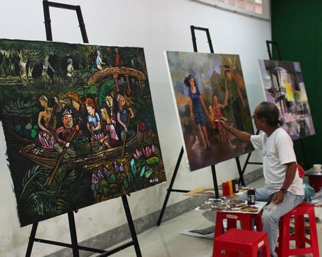 Các họa sĩ được cọ xát và thêm cảm hứng để sáng tạo nghệ thuật. Trong ảnh: Họa sĩ Trần Có bên tác phẩm của mình tại trại sáng tác vào đầu tháng 6.