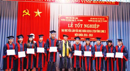TS. Trần Thế Hoàng- Chủ tịch Hội đồng Trường ĐH Kinh tế TP Hồ Chí Minh trao bằng tốt nghiệp cho các cử nhân.