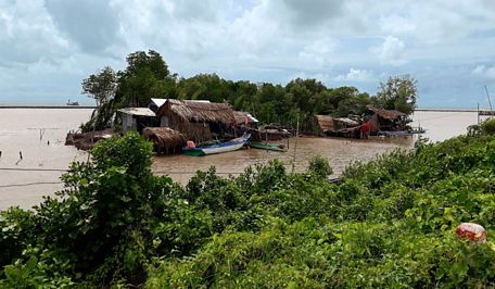 Người dân cất nhà sinh sống khu vực ngoài đê biển Tây (phía trong kè cơ bản), khu vực vàm Tiểu Dừa, xã Khánh Tiến, huyện U Minh. 