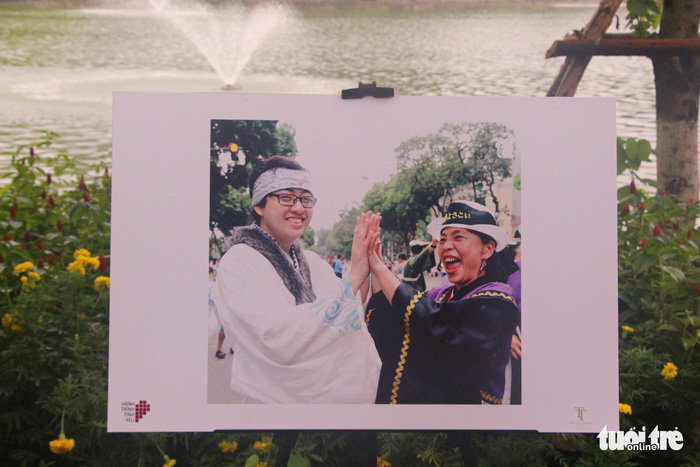 Khoảng 500 bức hình về chủ đề tình yêu sẽ được trưng bày trong hai ngày cuối tuần tại phố đi bộ bên hồ Gươm - Ảnh: HÀ THANH