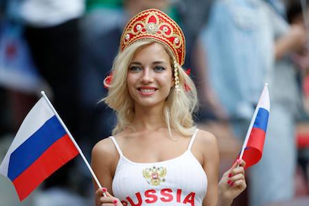 Đây là hình ảnh nữ cổ động viên nước chủ nhà đang reo vui trong trận đấu mở màn giữa Nga và Ả Rập Xê Út