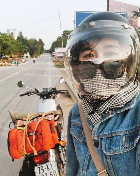 Phượt thủ Chu Hải Yến trong chuyến độc hành xuyên Việt 45 ngày - Ảnh: Instagram nhân vật
