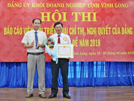 Đồng chí Trần Xuân Thiện- Bí thư Đảng ủy Khối Doanh nghiệp trao giải nhất cho thí sinh Võ Thanh Lâm.