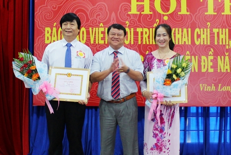 Đồng chí Cao Văn Bé Tư- Phó Bí thư Đảng ủy Khối Doanh nghiệp  trao giải nhì cho thí sinh Nguyễn Văn Trí và Hồ Kim Khanh.