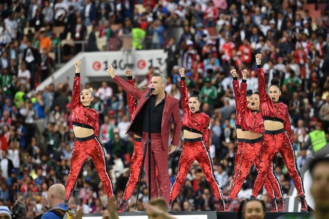 Ngôi sao nhạc pop người Anh Robbie Williams biểu diễn trong lễ khai mạc World Cup 2018. (Nguồn: THX/TTXVN)