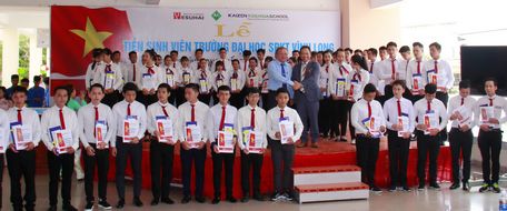 Các sinh viên, thanh niên Vĩnh Long trúng tuyển lao động Nhật Bản được trao chứng nhận trong buổi lễ.
