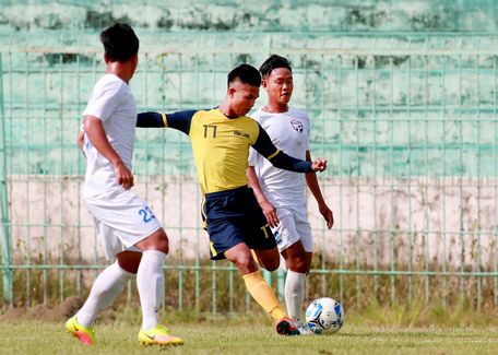 Các pha tranh bóng giữa An Giang (áo trắng) và Vĩnh Long trong trận thắng 3-1.