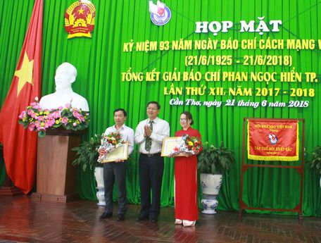 Nhà báo Trần Phước (bên trái)- Báo Vĩnh Long nhận giải nhất.