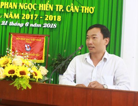Nhà báo Trần Phước phát biểu tại lễ trao giải.