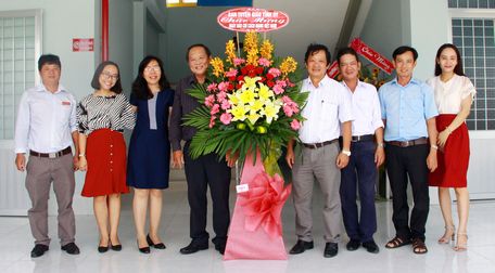 Đồng chí Nguyễn Bách Khoa- Trưởng Ban Tuyên giáo Tỉnh ủy (thứ 4 bên trái) chụp ảnh lưu niệm cùng các nhà báo