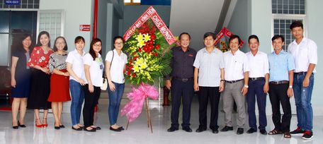 Đồng chí Nguyễn Bách Khoa- Trưởng Ban Tuyên giáo Tỉnh ủy (thứ 6 bên phải) cùng đại diện Ban giám đốc Công ty CP May Vĩnh Tiến chụp ảnh lưu niệm cùng các nhà báo