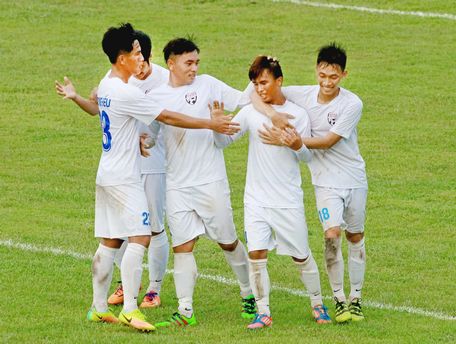 Niềm vui chiến thắng 3-1 của đội An Giang ) trước Vĩnh Long.