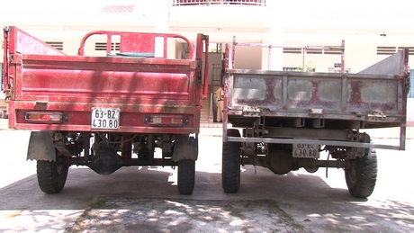 2 chiếc xe ba gác khác màu nhưng có cùng một biển số 63 B2- 430.80. Chiếc xe này đã bị lực lượng Công an huyện Mang Thít tạm giữ, xử lý.
