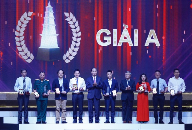 Chủ tịch nước Trần Đại Quang và Thường trực Ban Bí thư Trần Quốc Vượng đã trao 8 giải A cho tác giả và nhóm tác giả đoạt Giải Báo chí Quốc gia lần thứ XII - năm 2017. (ảnh: Quý Đoàn)