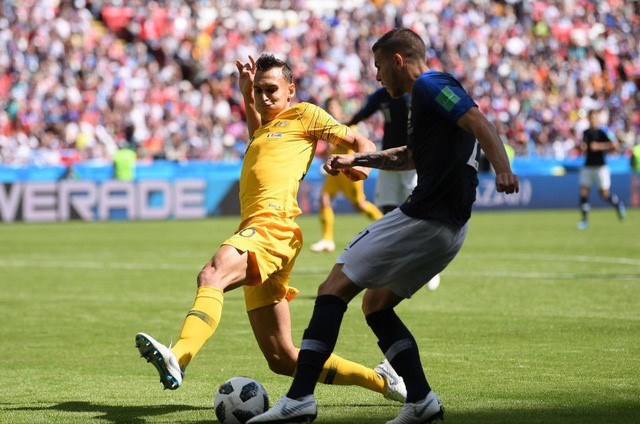 Pha tranh chấp giữa hậu vệ Úc Sainsbury với Luiz Hernandez khiến quả bóng Telstar 18 xì hơi - Ảnh: GETTY IMAGE