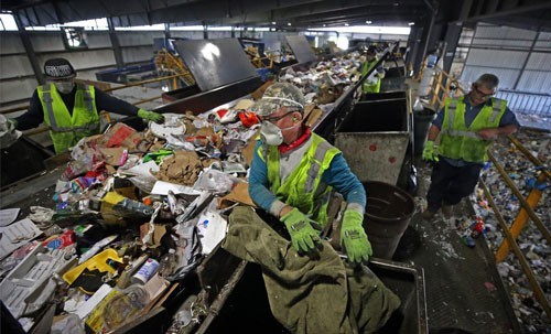 Các công nhân phân loại rác thải tại một nhà máy xử lý rác ở khu vực Westborough thuộc bang Massachusetts - Mỹ Ảnh: BOSTON GLOBE