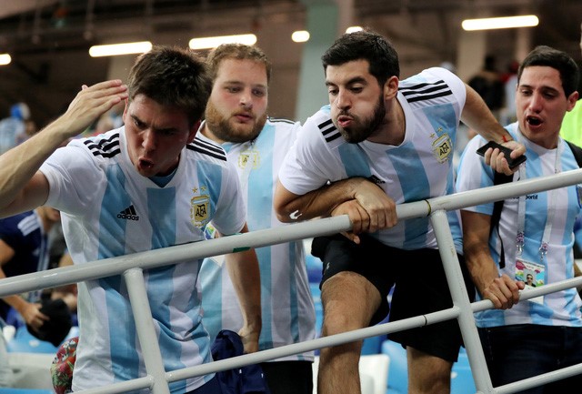 Nỗi thất vọng cùng cực của cổ động viên Argentina sau khi chứng kiến đội nhà thua Croatia