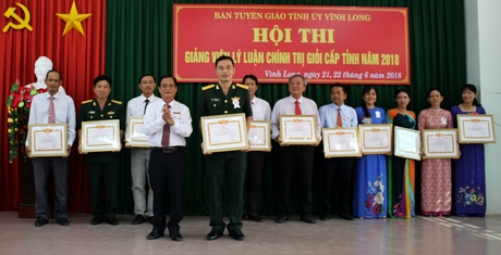 Ông Nguyễn Văn Bé Tư- Phó trưởng Ban Tuyên giáo Tỉnh ủy trao giải nhất cho thí sinh Trần Đạt Danh.