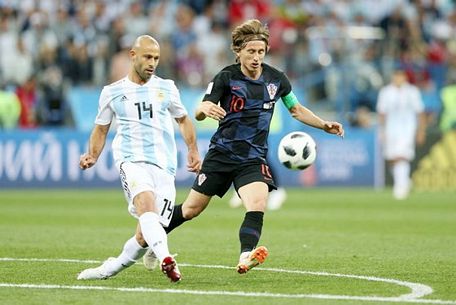 Luka Modric ngăn chặn Javier Mascherano ngay từ đường phát động tấn công đầu tiên.