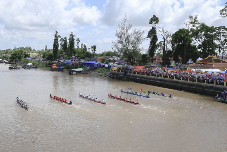 Giải đua thuyền truyền thống diễn ra trong sự mong đợi của rất đông khách tham quan.
