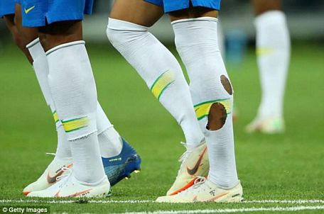 Neymar té ngã với đôi vớ rách sau pha phạm lỗi của hậu vệ Thụy Sĩ - Ảnh: AFP
