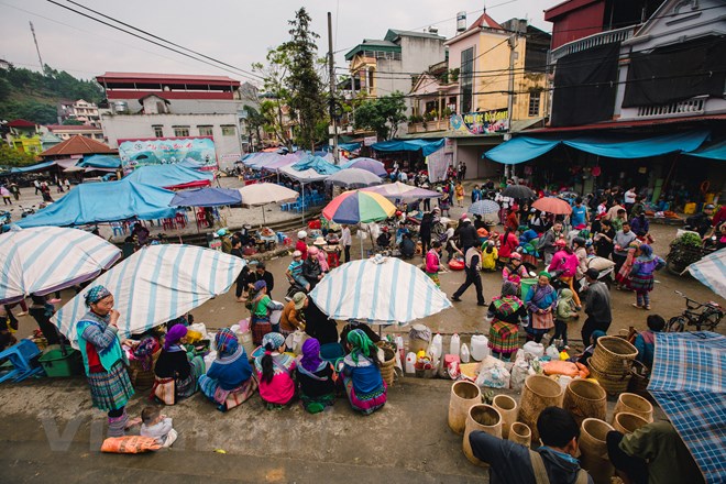  Được nhiều người biết đến là chợ vùng cao lớn nhất Lào Cai, tụ tập nhiều thương lái ở các dân tộc xa gần về trao đổi, buôn bán nhưng Bắc Hà còn nức tiếng hơn bởi vẻ nguyên sơ, đậm chất dân tộc. (Ảnh: Minh Sơn/Vietnam+)