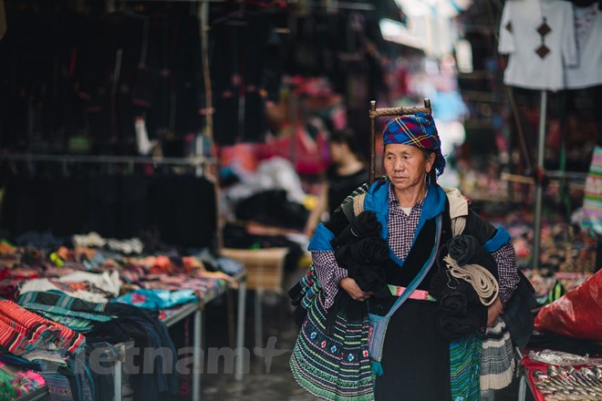  Lang thang trong chợ, không khó để bắt gặp các bà, các mẹ người dân tộc thiểu số đang lang thang mua và bán những món đồ thiết yếu sau một tuần mới họp chợ. (Ảnh: Minh Sơn/Vietnam+)
