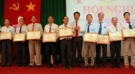 Tại hội nghị, 20 người cao tuổi được nhận bằng khen của UBND tỉnh.