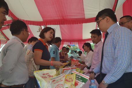 Nhà phân phối chợ đầu mối Dầu Giây tìm hiểu thông tin về nông sản của hợp tác xã, doanh nghiệp Vĩnh Long.