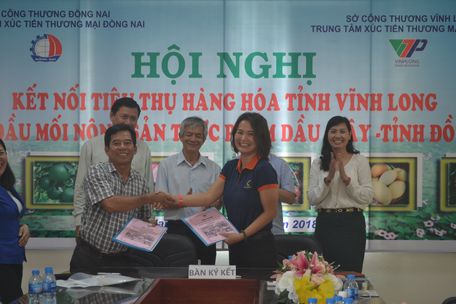Hợp tác xã, doanh nghiệp Vĩnh Long đã ký kết biên bản ghi nhớ với nhà phân phối ở tỉnh Đồng Nai.