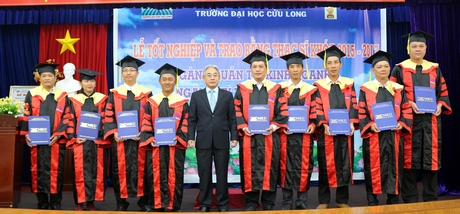 GS.TS. Lương Minh Cừ- Hiệu trưởng Trường ĐH Cửu Long trao bằng thạc sĩ cho các học viên.