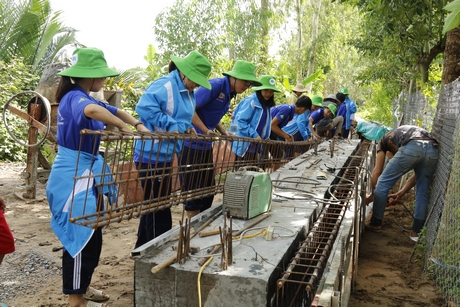 Chiến sĩ tình nguyện cùng người dân xây cầu Thanh niên tại ấp 2 xã Hậu Lộc (huyện Tam Bình)