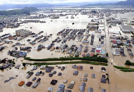 Hàng loạt ngôi nhà bị nhấn chìm trong nước lũ ở Kurashiki, tỉnh OkayamaẢnh: YOMIURI SHIMBUN
