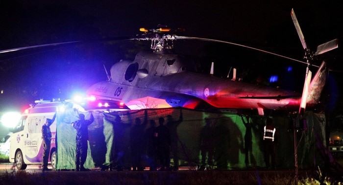 Trực thăng của Cảnh sát Hoàng gia Thái hoạt động đến tận tối 9/7 tại sân bay Chiang Rai khi đưa một thành viên được cứu ra xe cứu thương về bệnh viện - Ảnh: REUTERS