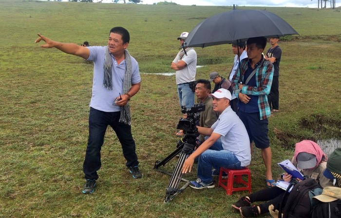 Đạo diễn Minh Quang (trái) đang chỉ đạo cảnh quay