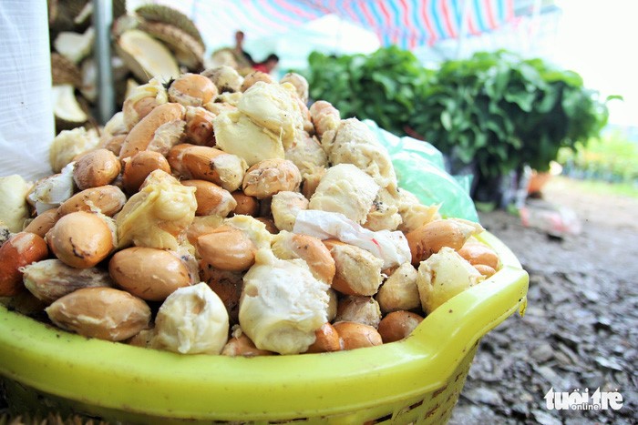 Khách ăn sầu riêng 