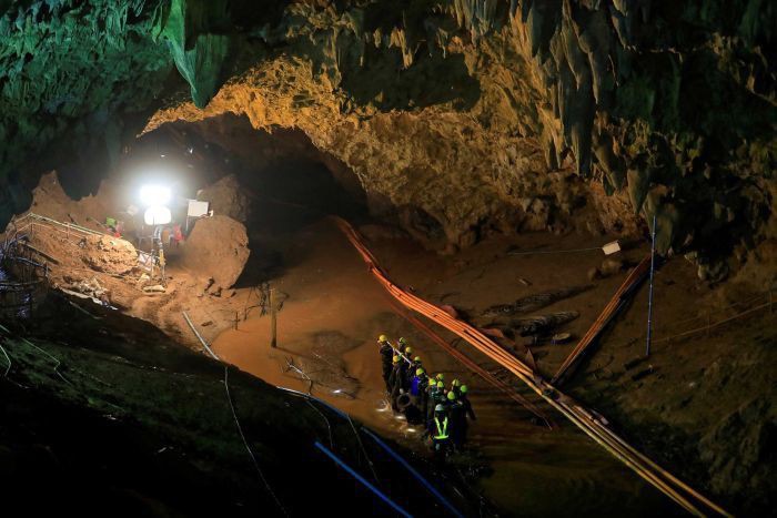 Đội cứu hộ trong hang Tham Luang - Ảnh: REUTERS
